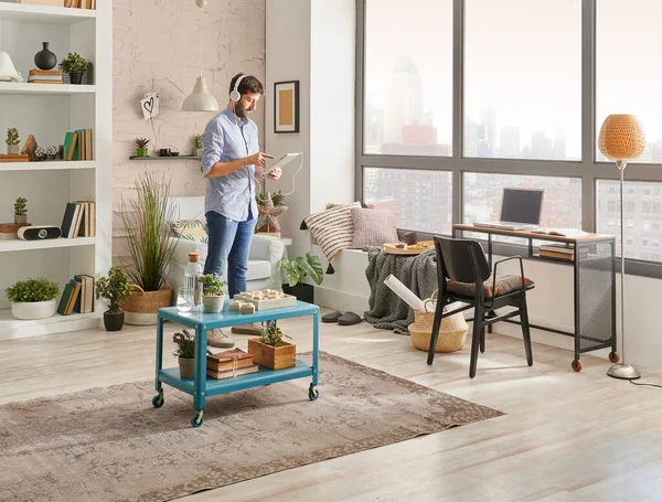 Mann Zimmer Innenraum Der Ecke Musik Mit Laptop Hören Und — Stockfoto