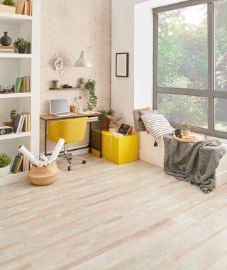 Dekoratif oturma odası, modern köşe tasarımı sarı ayrıntı ve kitaplık..