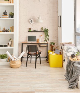 Modern çalışma köşesi, sarı sandalye ve ahşap masa, beyaz kitaplık ve lamba tarzı..