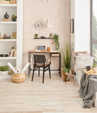 Modern çalışma köşesi, sarı sandalye ve ahşap masa, beyaz kitaplık ve lamba tarzı..