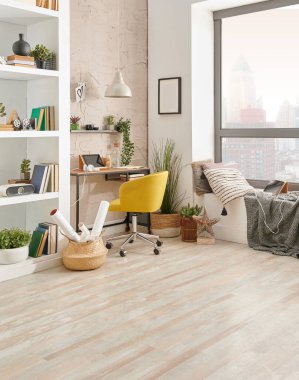 Dekoratif oturma odası tarzı, bitki ve çalışma masasından oluşan vazo..