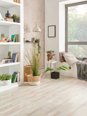 Dekoratif oturma odası tarzı, bitki ve mavi koltuk rafı vazosu..