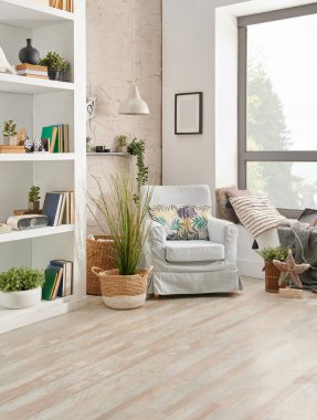 Dekoratif oturma odası tarzı, bitki ve mavi koltuk rafı vazosu..