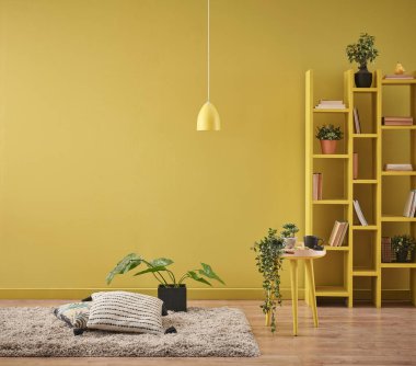 Kitap rafı lambası ve halı tarzıyla dekoratif duvar sarısı arkaplan.