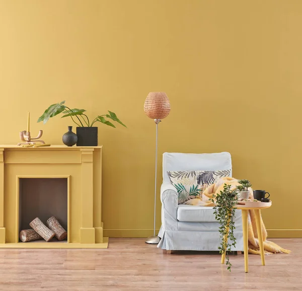 现代家具扶手椅装饰风格 有黄色壁炉和背景墙 — 图库照片