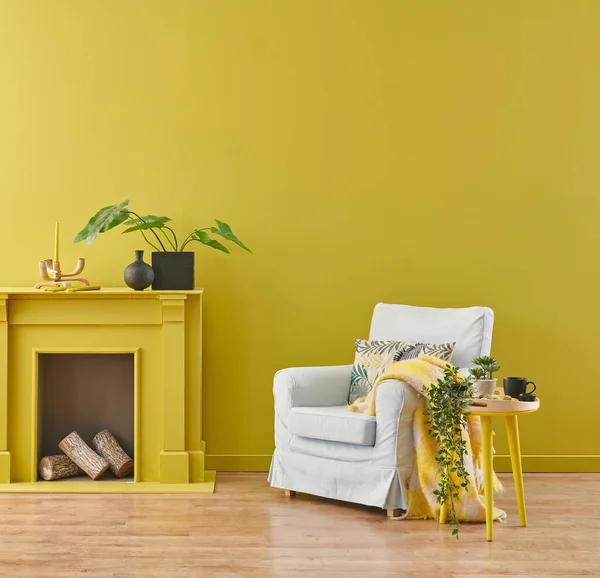 现代家具扶手椅装饰风格 有黄色壁炉和背景墙 — 图库照片