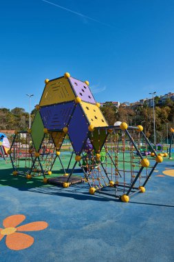 Sarı ve mavi slaytlar modern yeni tarz parkında sallanıyor..