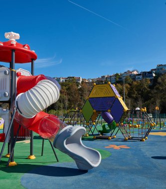 Çocuk parkında kırmızı ve beyaz slaytlar.