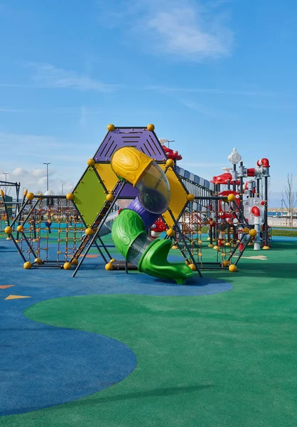 Modern Çocuk Parkı Dekoratifi Salıncaklı Yeni Tarz Slaytlar — Stok fotoğraf