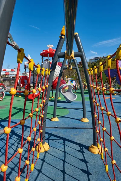 Современный Детский Парк Декоративные Новый Стиль Слайды Качелями — стоковое фото