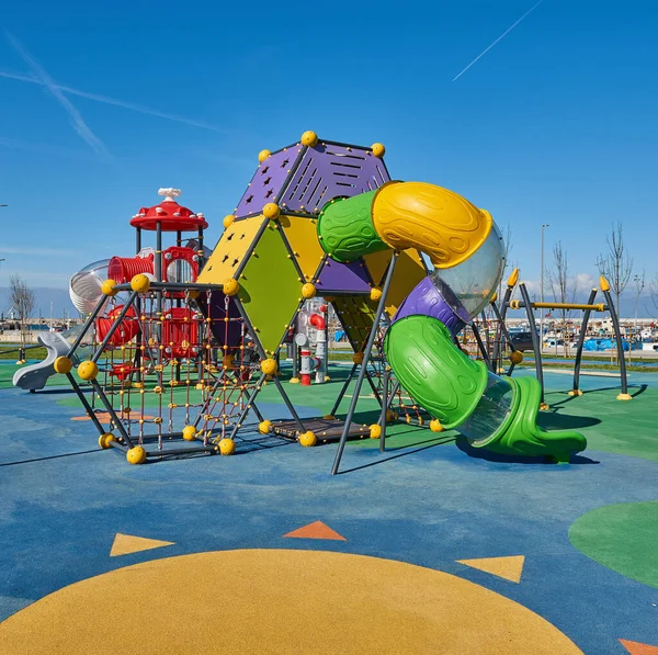 Modern Çocuk Parkı Dekoratifi Salıncaklı Yeni Tarz Slaytlar — Stok fotoğraf