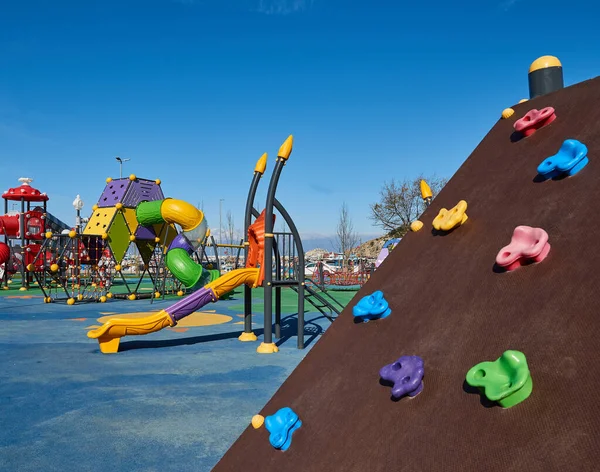 Çocuk Parkına Tırmanmak Yeni Tarz Salıncak Slaytlar — Stok fotoğraf