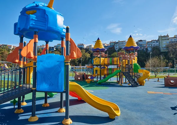 Moderne Kinderpark Dekorative Und Neue Stil Rutschen Mit Schaukel — Stockfoto