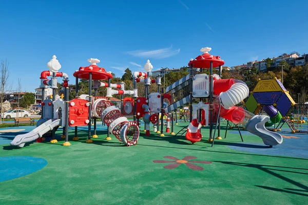 Červené Bílé Diapozitivy Dětském Parku — Stock fotografie