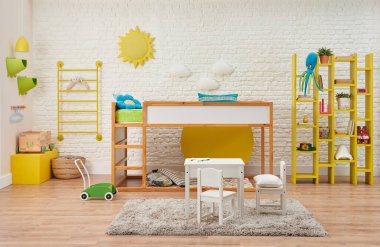 Modern ahşap bebek odası, çocuk, dekoratif merdivenler ve ranza, masa ve çocuk tarzı. Oyuncak, beyaz tuğla duvar güneşi ve bulut aksesuarları.