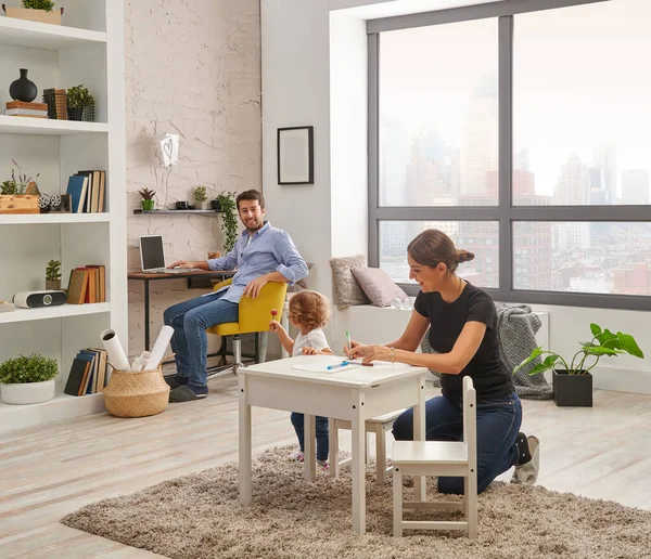 Gelukkig Familie Besteden Goede Tijd Thuis Papa Aan Het Werk — Stockfoto