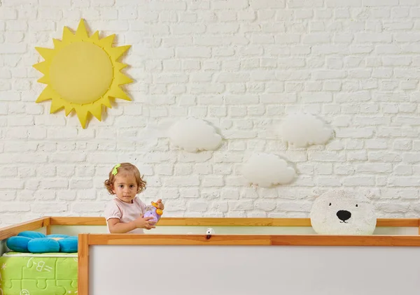 Decoratieve Houten Babybed Kind Stijl Witte Baksteen Muur Achtergrond Zon — Stockfoto