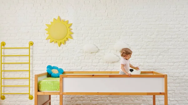 Decoratieve Houten Babybed Kind Stijl Witte Baksteen Muur Achtergrond Zon — Stockfoto
