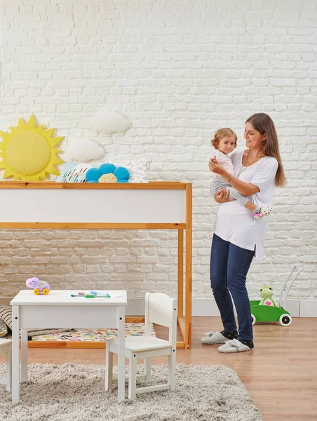 Mãe Bebê Quarto Perto Cama Feliz Procura Criança — Fotografia de Stock