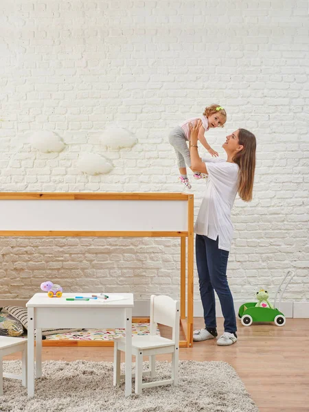 Moeder Baby Kamer Buurt Van Bed Gelukkig Zoek Naar Kind — Stockfoto