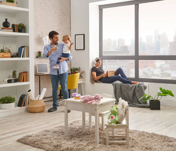 Papa Mama Und Baby Verbringen Viel Zeit Hause Arbeiten Schauen — Stockfoto