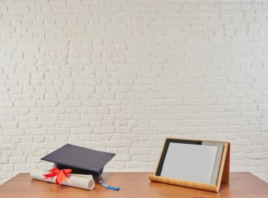 Tahta masaya dizüstü bilgisayar, beyaz tuğla arka plan, sertifika stili cetvel..