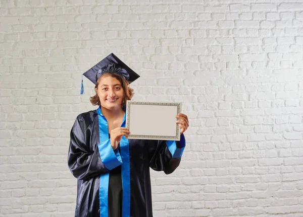 Ragazza Laureata Abbigliamento Laurea Fronte Muro Mattoni Bianchi Certificato Righello — Foto Stock