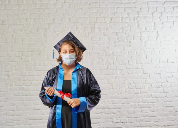 Graduado Pandemia Máscara Menina Frente Parede Certificado — Fotografia de Stock