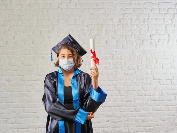 Graduado Pandemia Máscara Menina Frente Parede Certificado — Fotografia de Stock