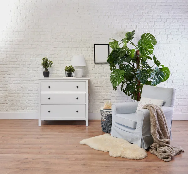 Dekorative Weiße Schrank Und Blauer Sessel Vase Mit Pflanzen Und — Stockfoto