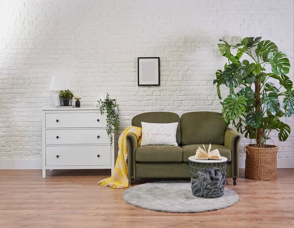 Grünes Sofa Und Weißer Schrank Raum Vase Aus Pflanzlichen Ziegelsteinen — Stockfoto