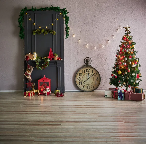 现代的圣诞房 有参天大树和传统的壁炉 — 图库照片