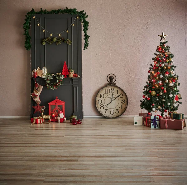 现代的圣诞房 有参天大树和传统的壁炉 — 图库照片