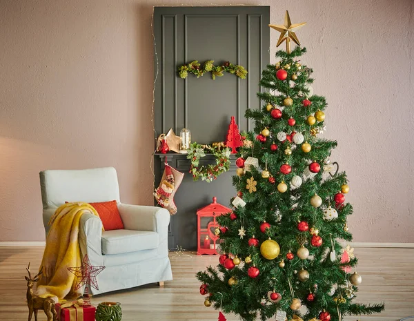 Close Spar Boom Geschenkdoos Klassieke Open Haard Grijze Stijl Stenen — Stockfoto