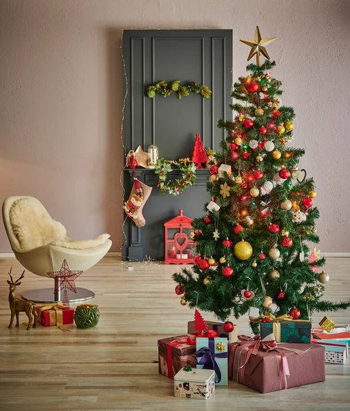 Close Spar Boom Geschenkdoos Klassieke Open Haard Grijze Stijl Stenen — Stockfoto