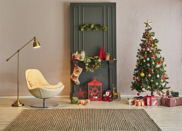 Modernes Weihnachtszimmer Grauer Klassischer Kamin Tanne Korbteppich Und Weißer Stuhl — Stockfoto