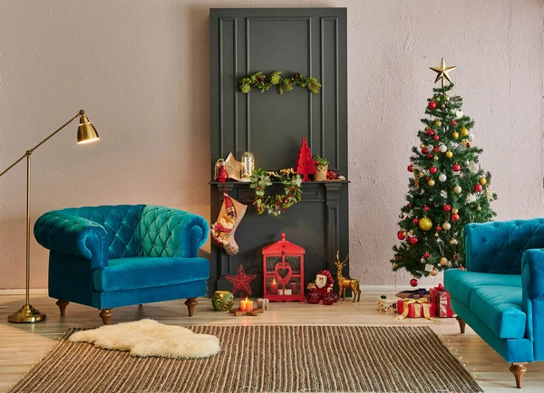 圣诞客厅前的石墙和灰色经典壁炉 金灯和蓝色扶手椅 长满柳条地毯的新年树 — 图库照片