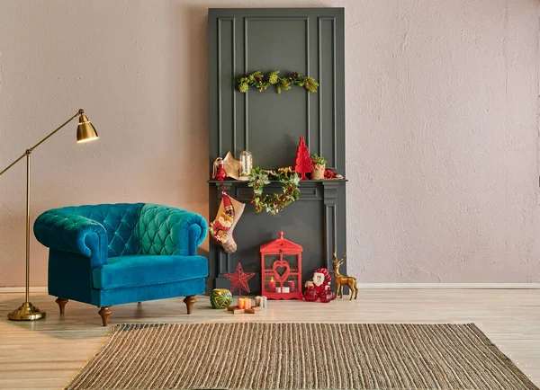 Vánoční Obývací Pokoj Před Kamennou Zdí Šedým Klasickým Krbem Jedlí — Stock fotografie