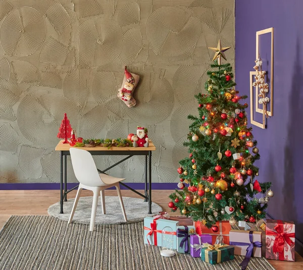 Dekorative Weihnachtszimmer Interieur Stil Grauer Stein Hintergrund Mit Lila Wand — Stockfoto