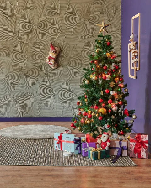 Kerst Nieuwjaar Interieur Met Grijze Stenen Muur Achtergrond Dennenboom Rode — Stockfoto