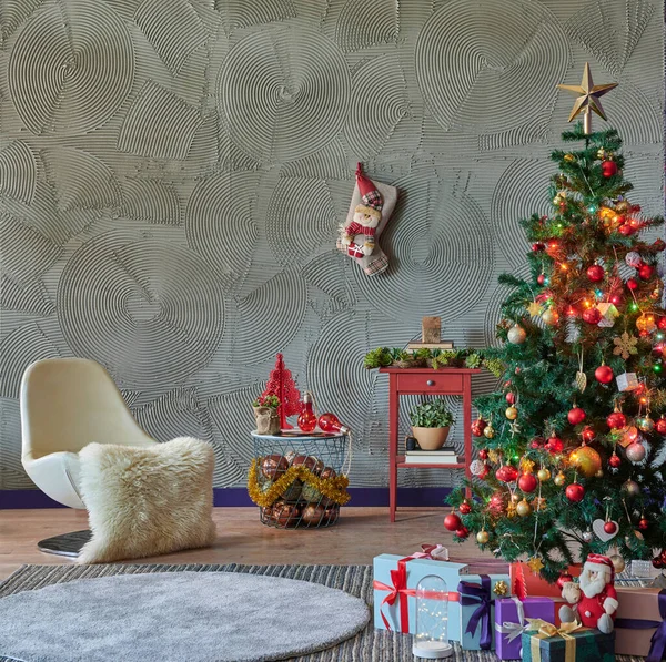 Schöner Tannenbaum Geschenkbox Weißer Sessel Und Teppichdekoration Grauer Steinwand Hintergrund — Stockfoto