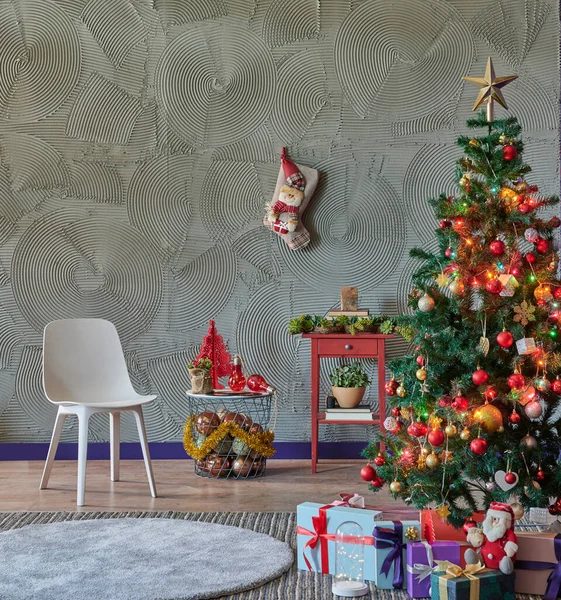 Schöner Tannenbaum Geschenkbox Weißer Sessel Und Teppichdekoration Grauer Steinwand Hintergrund — Stockfoto