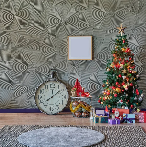 Vánoce Nový Rok Interiér Šedou Kamennou Zdí Pozadí Zdobené Jedle — Stock fotografie