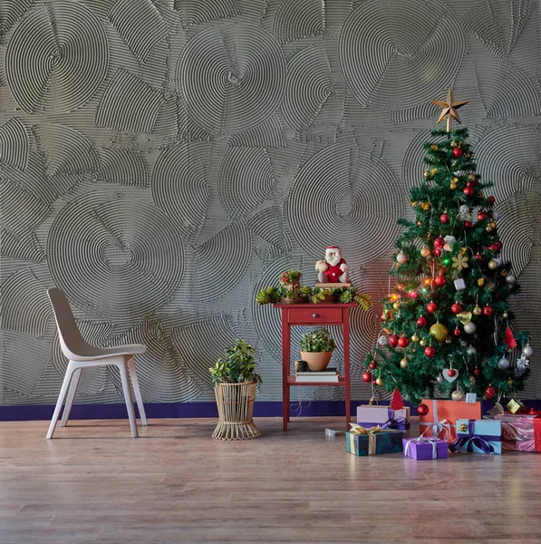 Weihnachten Neujahr Interieur Mit Grauer Steinmauer Hintergrund Geschmückter Tanne Stuhl — Stockfoto