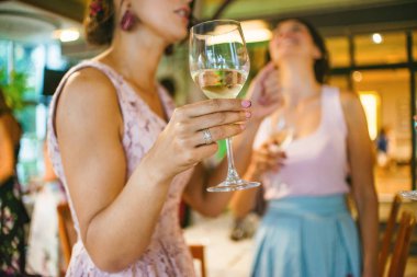 Bir bardak şarap koymasını gelin