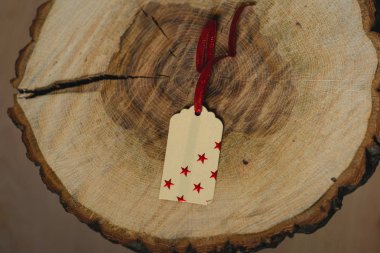 Ahşap arka plan üzerinde Hediyelik Etiketler