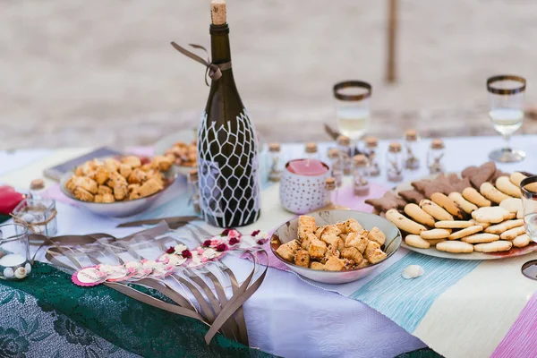 piknik masa settingwith şampanya şişesi ve aperatifler 