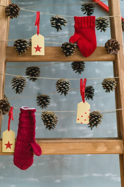 Noel dekorasyonu, etiketi ile parlak yıldız, mitten ve çam koni