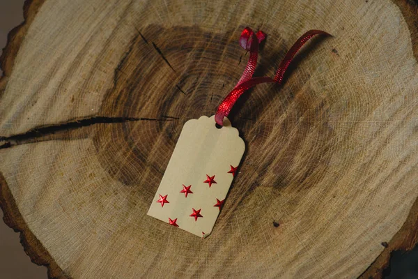 Ahşap arka plan üzerinde Hediyelik Etiketler