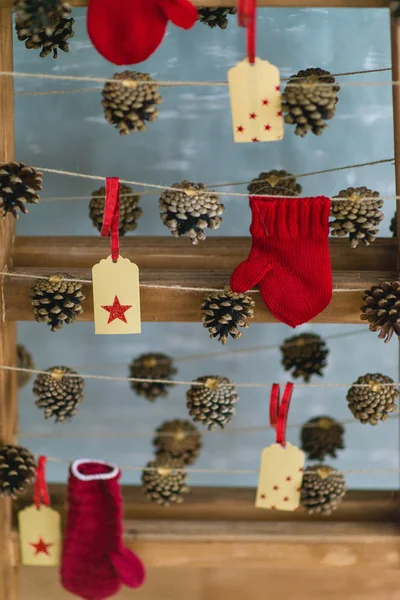 Noel dekorasyonu, etiketi ile parlak yıldız, mitten ve çam koni